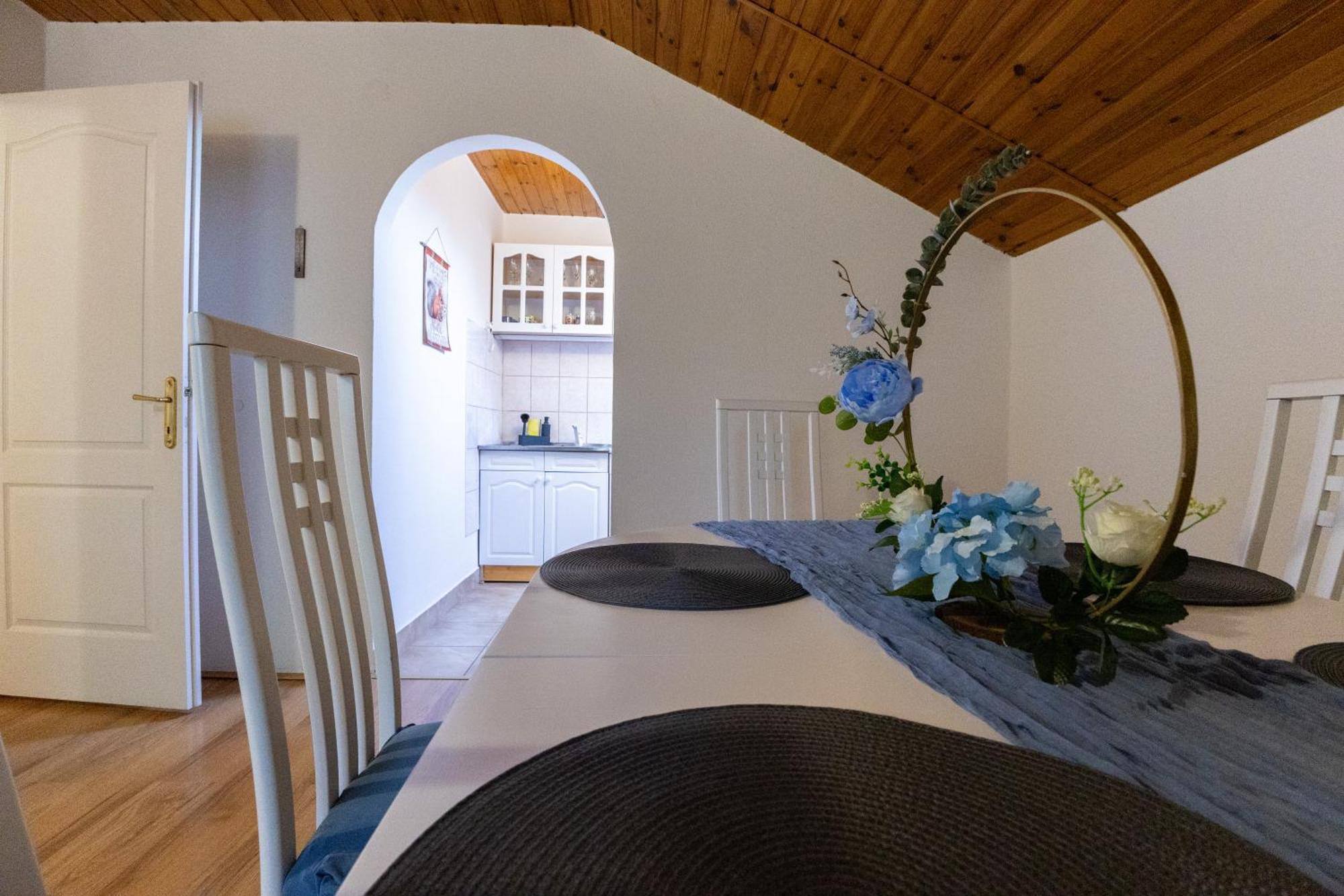Kismokus Apartman Еґер Екстер'єр фото